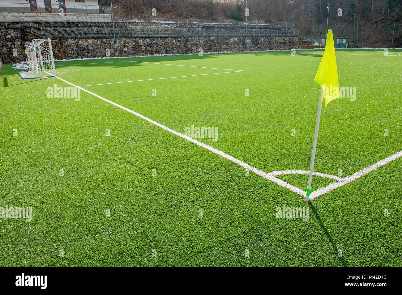 Angolo del campo di calcio con tappeto erboso artificiale bandiera Foto Stock