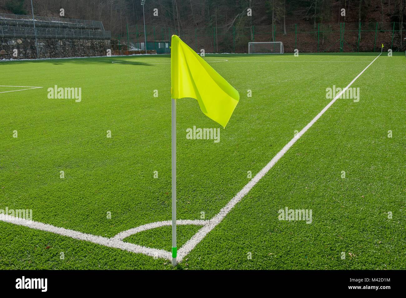 Angolo del campo di calcio con tappeto erboso artificiale bandiera Foto Stock