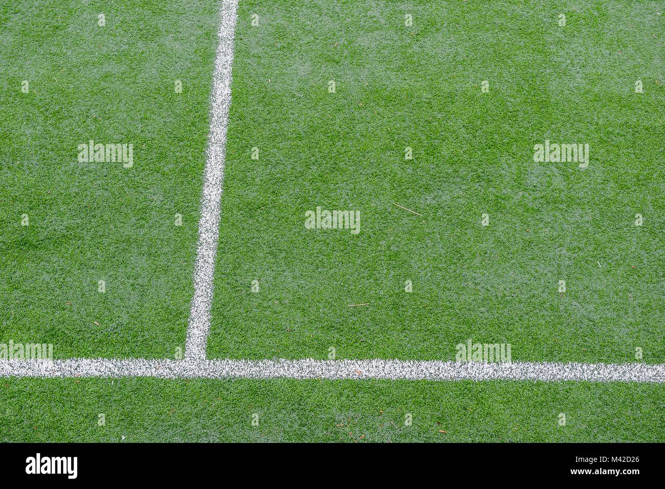 Angolo del campo di calcio con tappeto erboso artificiale bandiera Foto Stock