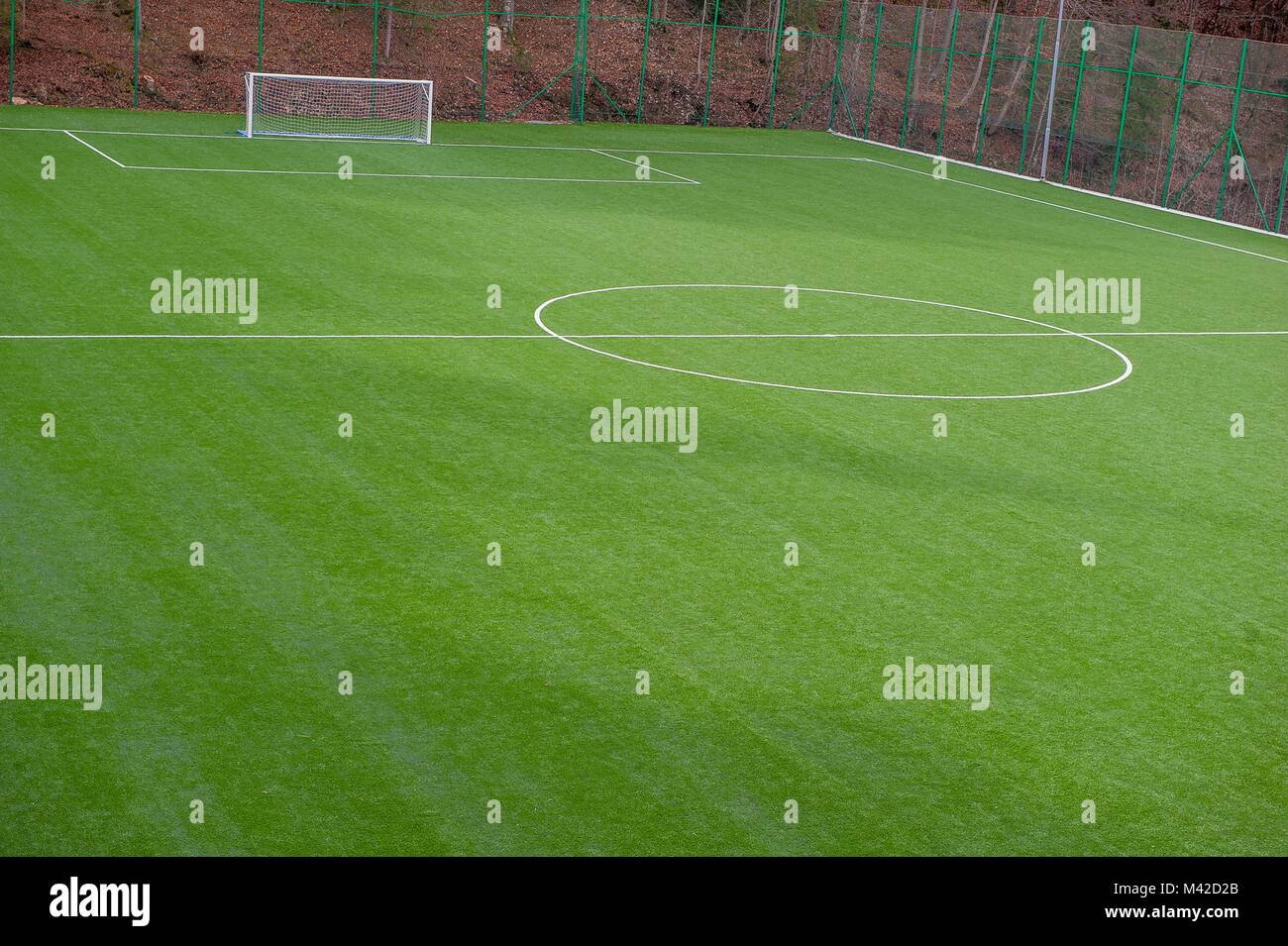 Angolo del campo di calcio con tappeto erboso artificiale bandiera Foto Stock