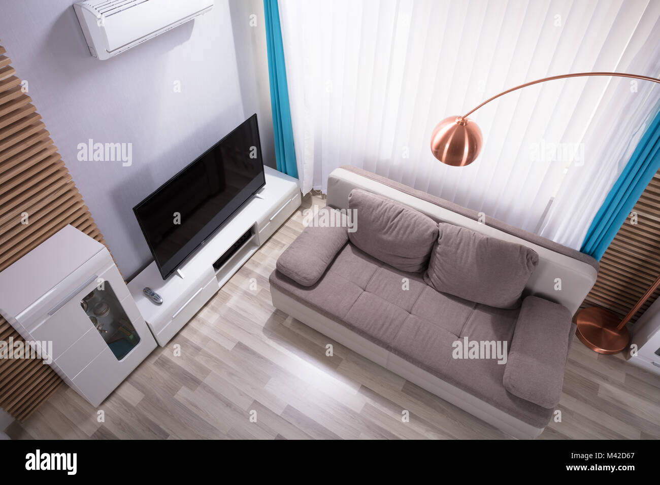 Vista in elevazione del moderno soggiorno con divano e televisore Foto Stock