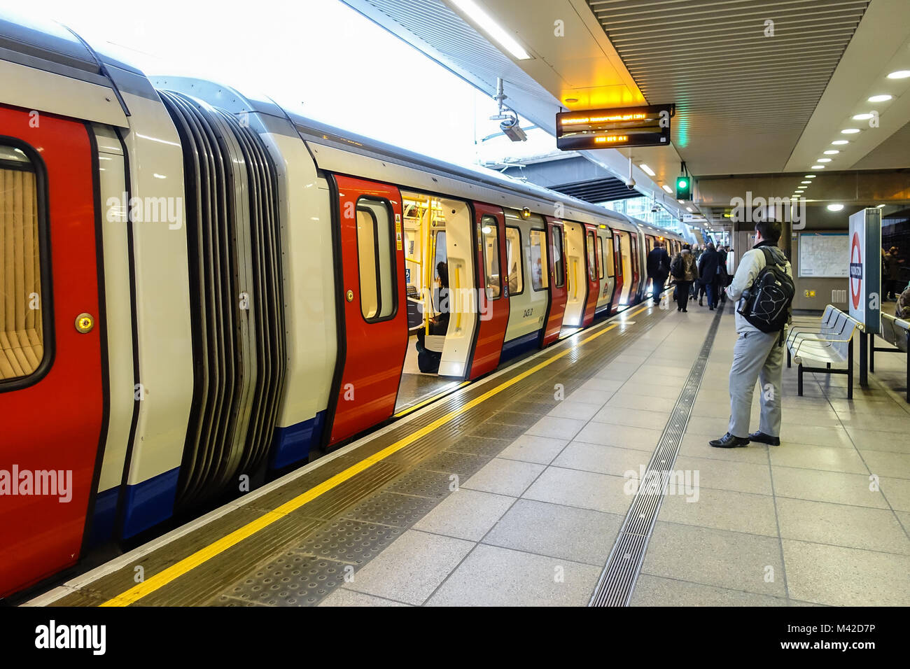 A Londra treno Undergrpund attende alla piattaforma con le porte aperte presso la stazione ferroviaria di Paddington. Foto Stock