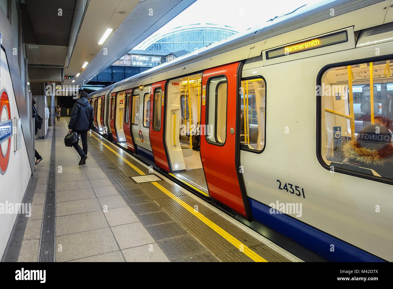 A Londra treno Undergrpund attende alla piattaforma con le porte aperte presso la stazione ferroviaria di Paddington. Foto Stock