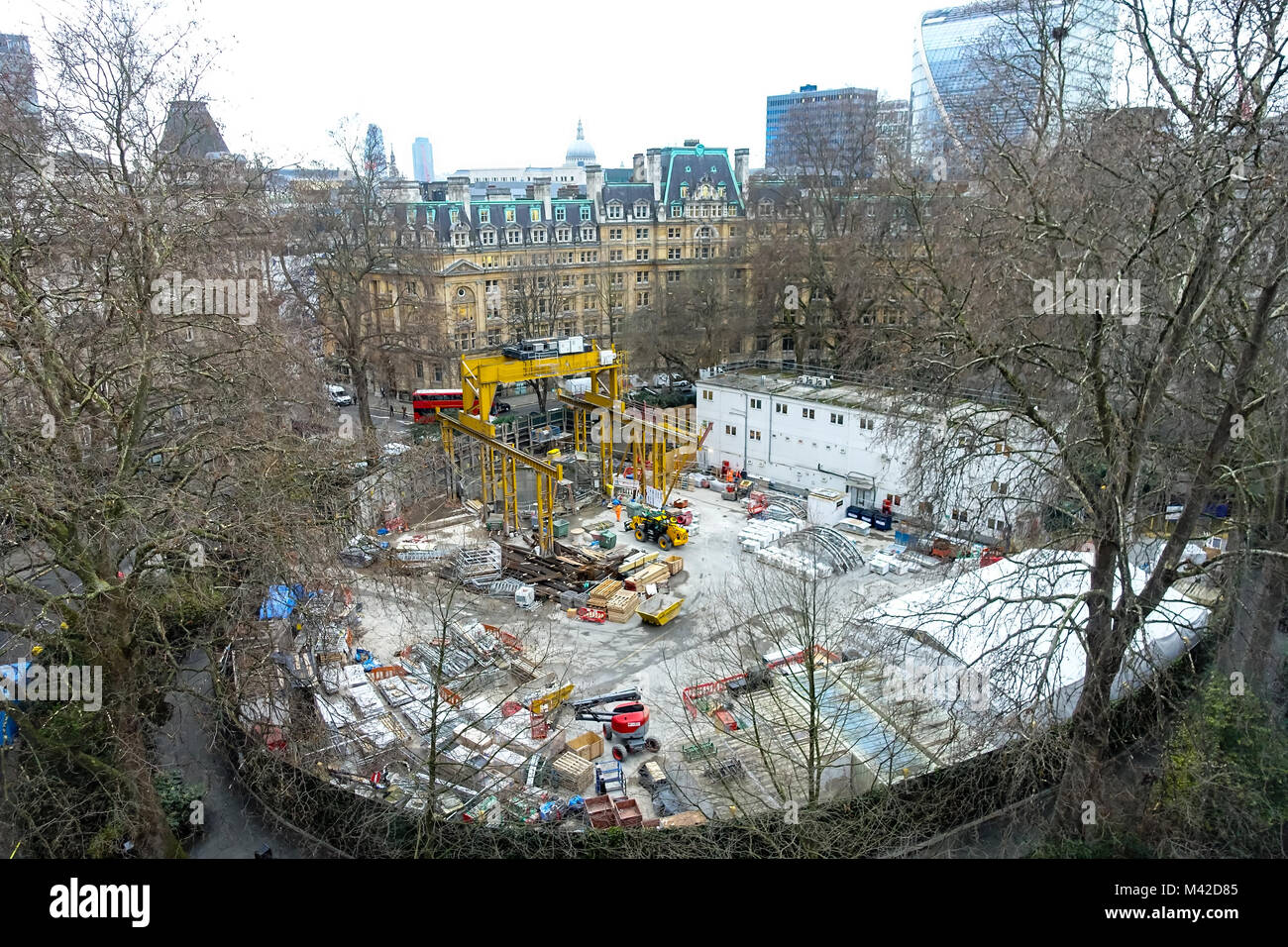 Un albero di accesso è scavata nel terreno a Finsbury Circus Gardens a Londra come parte della costruzione della nuova linea Crossrail. Foto Stock