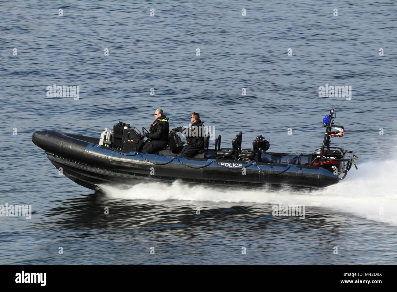 Un Ministero della Difesa di polizia fornendo RHIB escort e compiti di vigilanza sul fiume Clyde durante l'esercizio comune della Warrior 17-2. Foto Stock