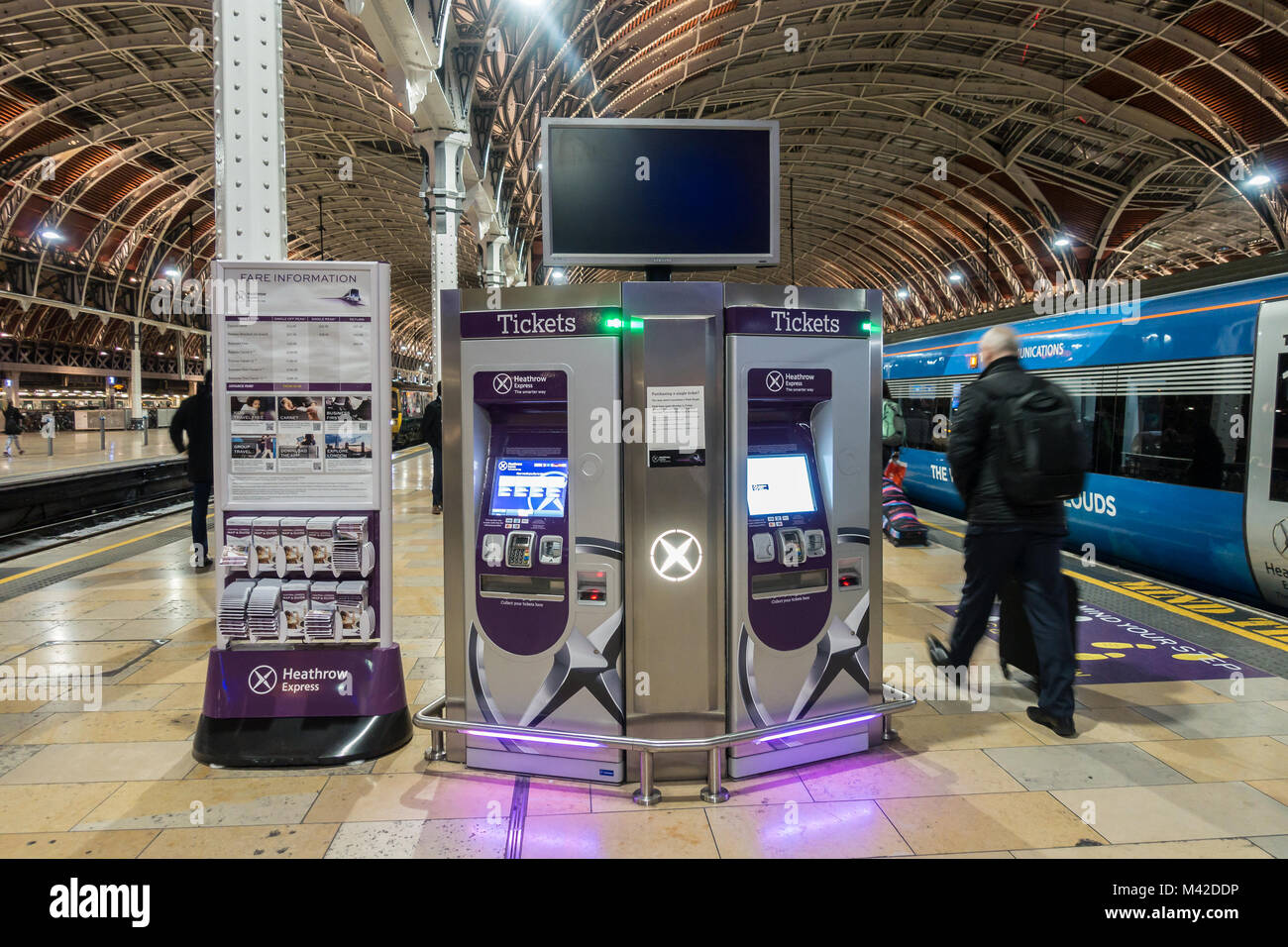 Un ticket machine sulla piattaforma a Paddiington Stazione Ferroviaria dove i passeggeri possono acquistare i biglietti di viaggio sul treno Heathrow Express. Foto Stock