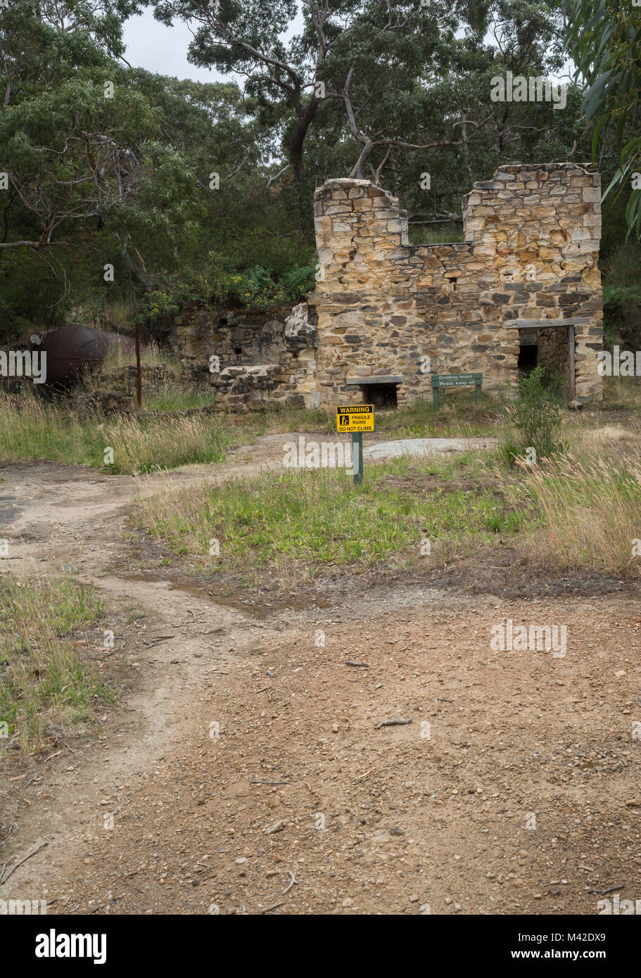 Le antiche rovine di due piani Casa di frantumazione presso la storica Talisker argento miniera di piombo sito, Talisker Conservation Park, Silverton, Sud Australia Foto Stock