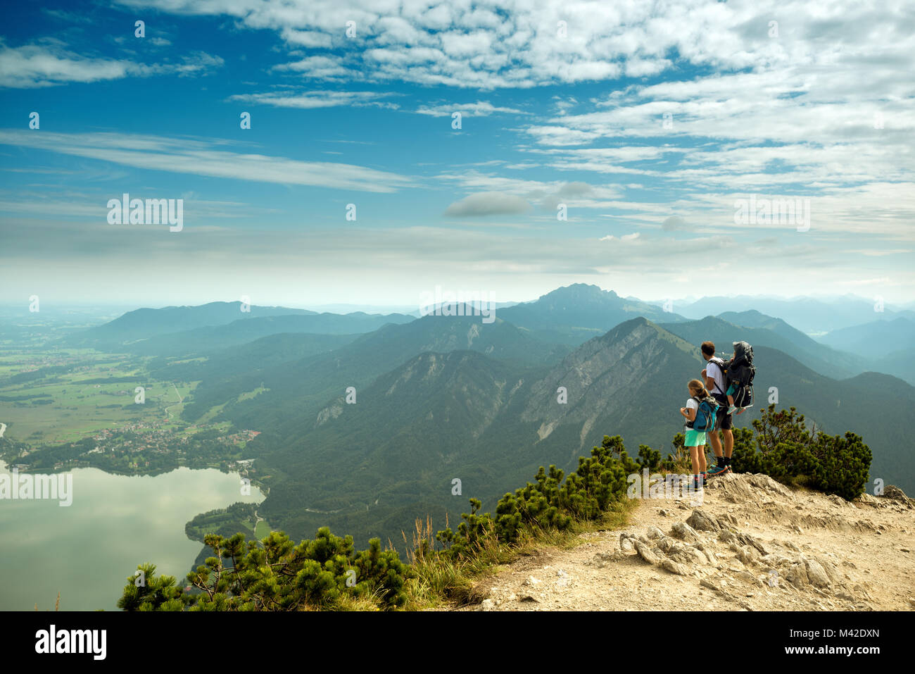 L'uomo con la ragazza e il bambino in piedi sul Herzogstand punto di visualizzazione in tedesco alpi Foto Stock