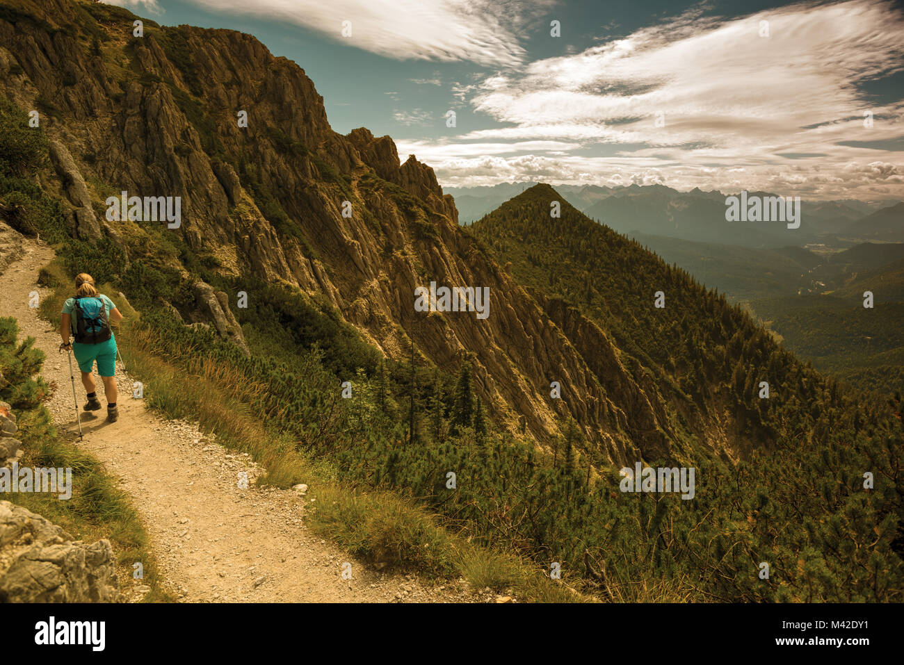 La donna è trekking sul Sentiero di montagna Foto Stock