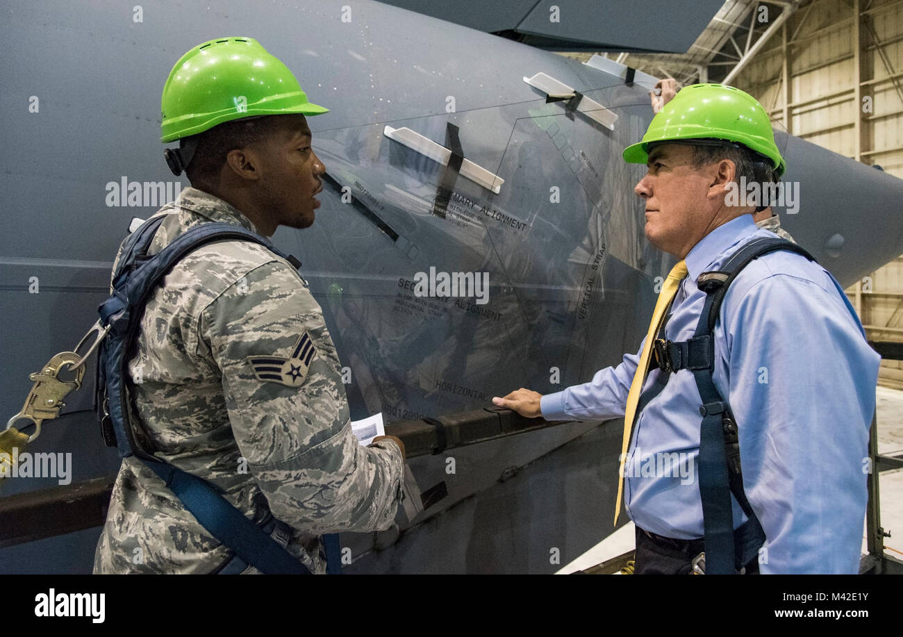 Senior Airman Terrence Williamson, 736th Manutenzione aeromobili squadrone manutenzione aerospaziale artigiano, spiega a Roberto Guerrero, Vice Segretario Aggiunto della Air Force per energia operativa, sede U.S. Air Force, Washington, D.C., come Microvanes posizionato su ciascun lato nella parte posteriore di una C-17 Globemaster III fusoliera utilizzando un modello in Mylar, Sett. 6, 2017, alla Dover Air Force Base, Del. Microvanes essenzialmente ripulire il flusso di aria nella zona della porta di carico da re-eccitando l'aria con piccoli vortici che ritardare la separazione, liscia la portata, e di ridurre il trascinamento. "I programmi APT Foto Stock