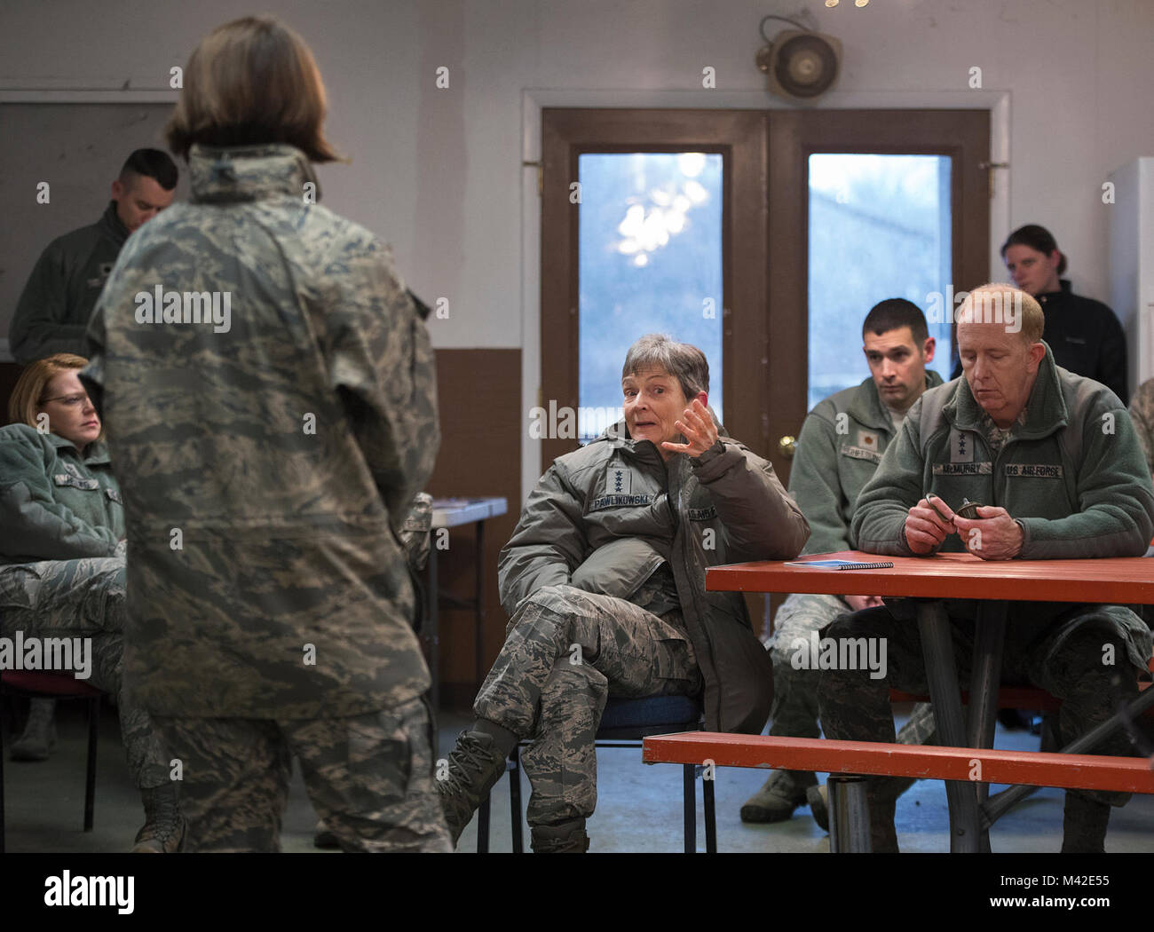 Gen. Ellen M. Pawlikowski, Air Force Materiel Command commander, chiede Col. Shari F. Silverman, 88th Medical Group commander, una domanda in un breve a seguito di un esercizio a Wright-Patterson Air Force Base in Ohio, 1 febbraio 2018. I difensori e il personale medico hanno ricevuto una formazione per proteggere se stessi e aiutando gli altri come parte di un comando-ampio esercizio. (U.S. Air Force Foto Stock