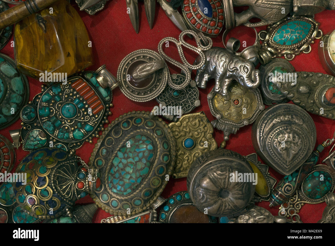 Antiquariato argento tibetano gioielli femminili: ciondoli e amuleti con pietre Turchese naturale, Ambra trasparente, catene in argento, elefante figurina. Foto Stock