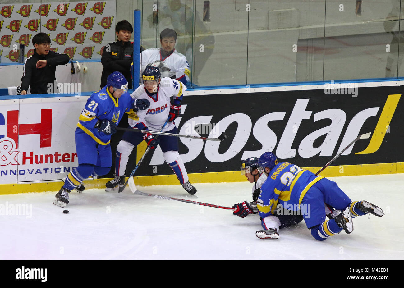 Kiev, Ucraina - 28 Aprile 2017: IIHF 2017 Campionati del Mondo di disco su ghiaccio Div 1 un gioco Ucraina (maglia blu) vs Corea del Sud (bianco jersey) al Palazzo di S Foto Stock