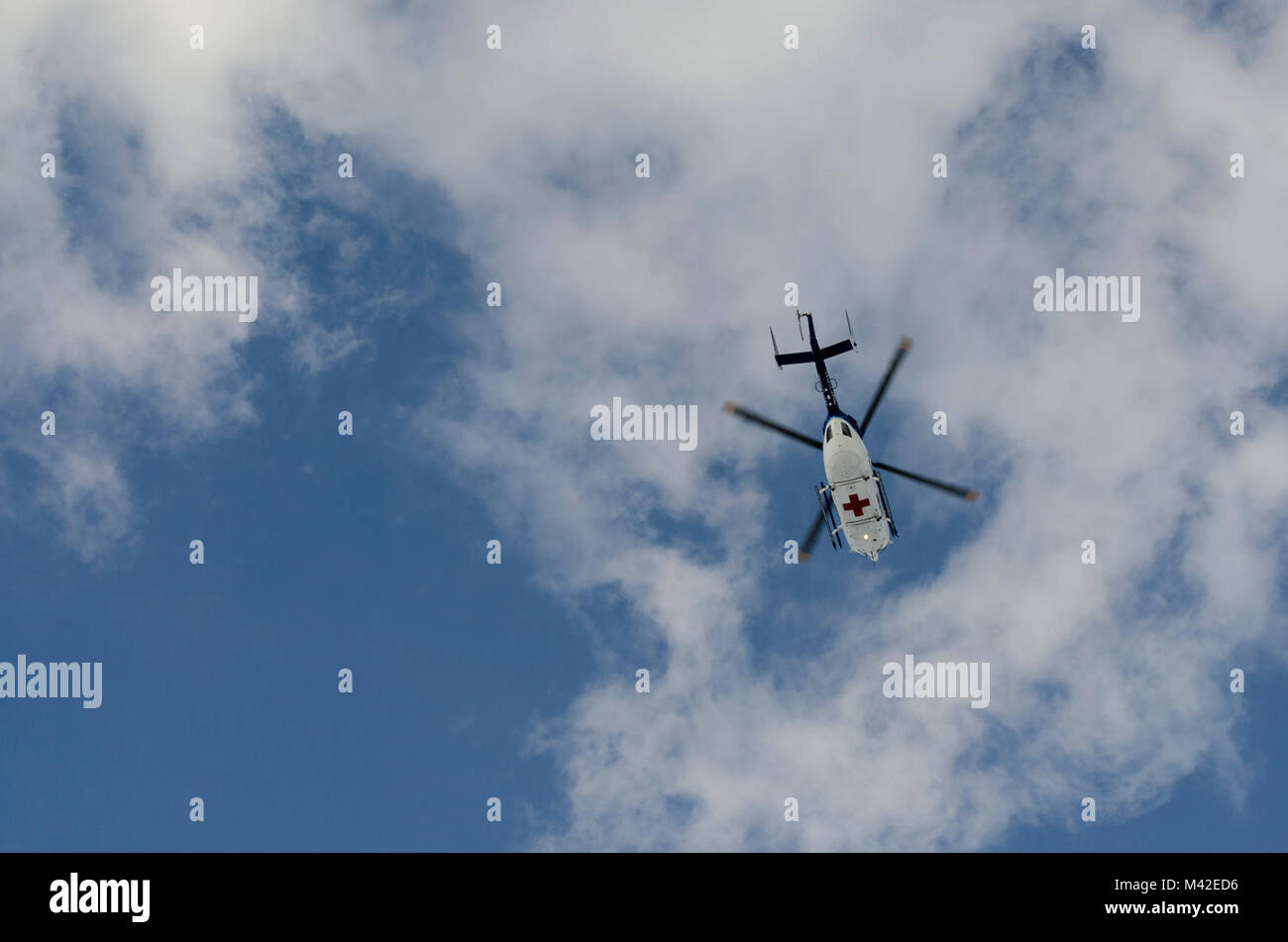 FORT MCCOY, Wis. - Emergenza simulatore paziente è evacuted in elicottero durante una evacuazione medica di prove condotte dalla Task Force Triad, funzionamento freddo acciaio II, a Fort McCoy, Wis., Febbraio 8, 2018. Funzionamento a freddo è di acciaio negli Stati Uniti La riserva di esercito di equipaggio è servita la qualifica di armi ed esercizio di convalida per garantire America's Army unità di riserva e soldati sono addestrati e pronti per il deployment su breve preavviso come parte della forza di pronto X e portare la lotta contro-ready e letale di armi da fuoco a sostegno dell'esercito e ai nostri partner in tutto il mondo. (U.S. La riserva di esercito Foto Stock