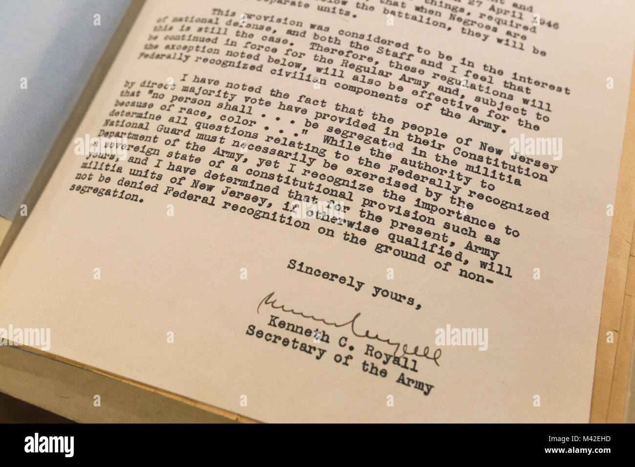 Lettera da Kenneth C. Royall, segretario dell'esercito, inviato al New Jersey governatore Alfred E. Driscoll nel Febbraio 7, 1948, che autorizza a sfondo razziale unità miste nel New Jersey Esercito nazionale di protezione. Questo ha reso il New Jersey Guardia Nazionale il primo federalmente riconosciute componente militare per essere integrato. (New Jersey Guardia Nazionale Foto Stock