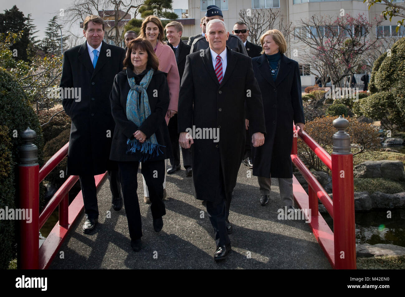 Vice Presidente degli Stati Uniti Michael Pence passeggiate attraverso il giardino DV con William F. Hagerty, U.S. Ambasciatore in Giappone e i coniugi, prima di lasciare il Giappone, Febbraio 8, 2018 a Yokota Air Base, Giappone. Mentre in Giappone, Pence visitato funzionari giapponesi compreso il Primo Ministro Shinzo Abe si incontrano con le truppe, e indirizzato Yokota Air Base i membri del servizio prima di partire per la Corea del Sud per il PyeongChang 2018 Olimpiadi Invernali. (U.S. Air Force Foto Stock