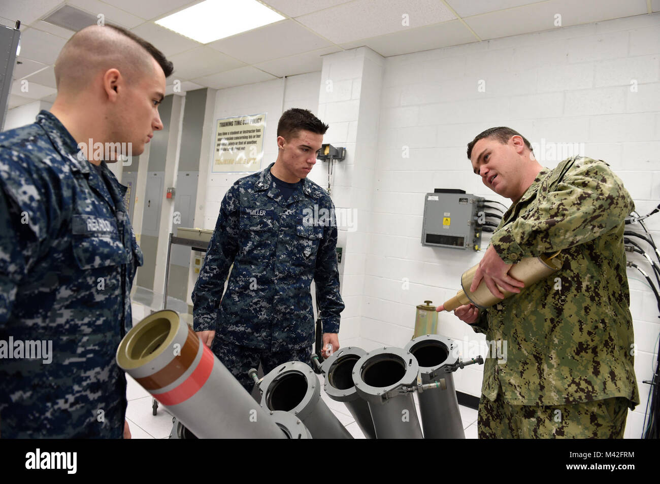 Fla. (feb. 8, 2018) Cryptologic tecnico (tecnico) 1a classe Kees Sharp, nativo di Jupiter, Florida, illustra come caricare una cartuccia di prova in un segno 53 decoy sistema di lancio come parte di un/SLQ-32(V)6 Antenna Corso di manutenzione in Information Warfare comando formazione Corry Station. (U.S. Navy Foto Stock