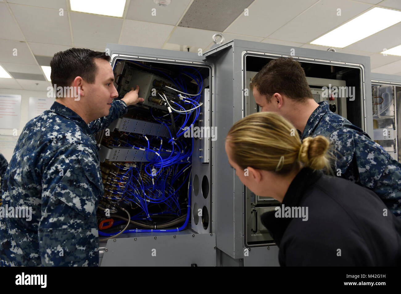 Fla. (feb. 8, 2018) Cryptologic tecnico (tecnico) 1a classe Donald Davis, nativo di Cairo, Georgia, spiega i componenti di una AN/SLQ-32(V)6 enclosure di antenna come parte di un/SLQ-32(V)6 Antenna Corso di manutenzione in Information Warfare comando formazione Corry Station. (U.S. Navy Foto Stock