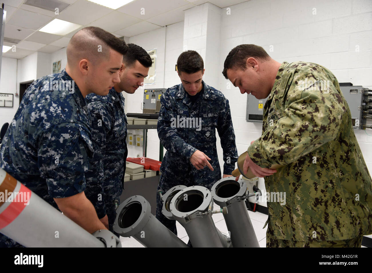 Fla. (feb. 8, 2018) Cryptologic tecnico (tecnico) 1a classe Kees Sharp (a destra), nativo di Jupiter, Florida, illustra come caricare una cartuccia di prova in un segno 53 decoy sistema di lancio come parte di un/SLQ-32(V)6 Antenna Corso di manutenzione in Information Warfare comando formazione Corry Station. (U.S. Navy Foto Stock