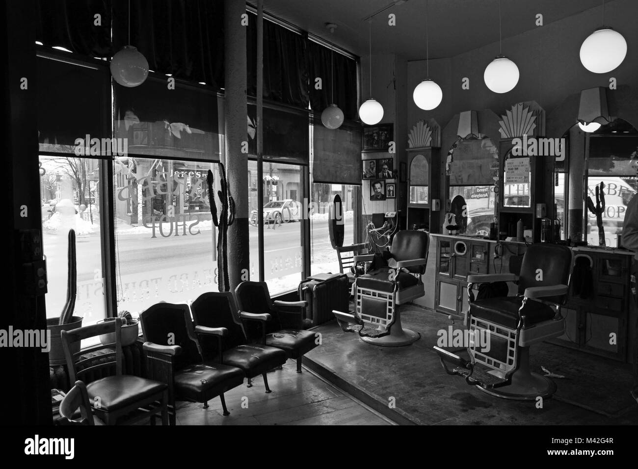 Una mattina tranquilla all'interno dell'angolo Barber Shop sul lato nord di Chicago. Foto Stock