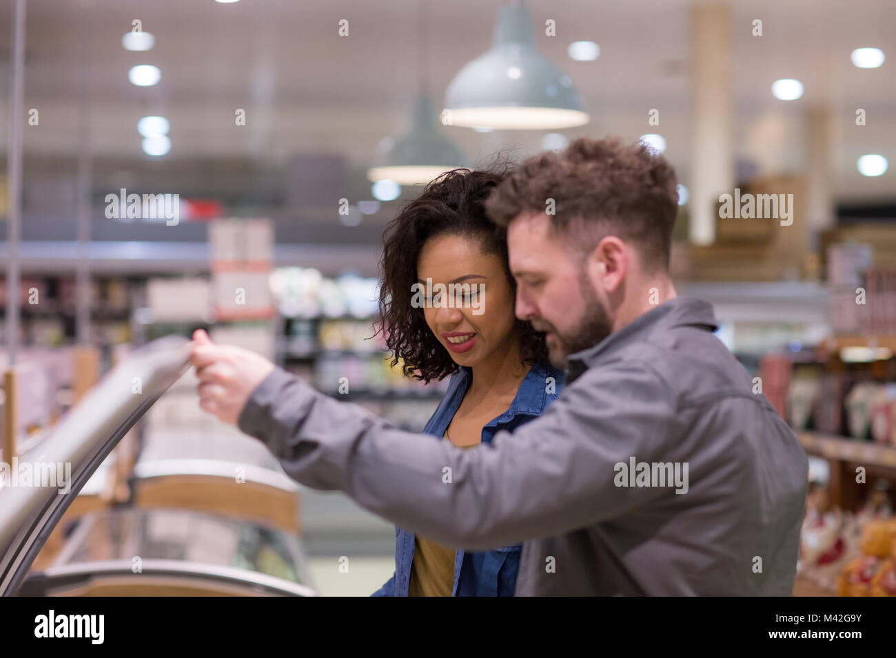 Matura la scelta di un pasto pronto in negozio di alimentari Foto Stock