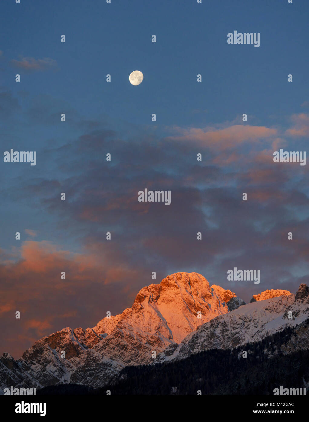 Marmarole, Croda Bianca, Dolomiti, Veneto, Belluno, Italia. Luna tramonta sulla Croda Bianca Foto Stock