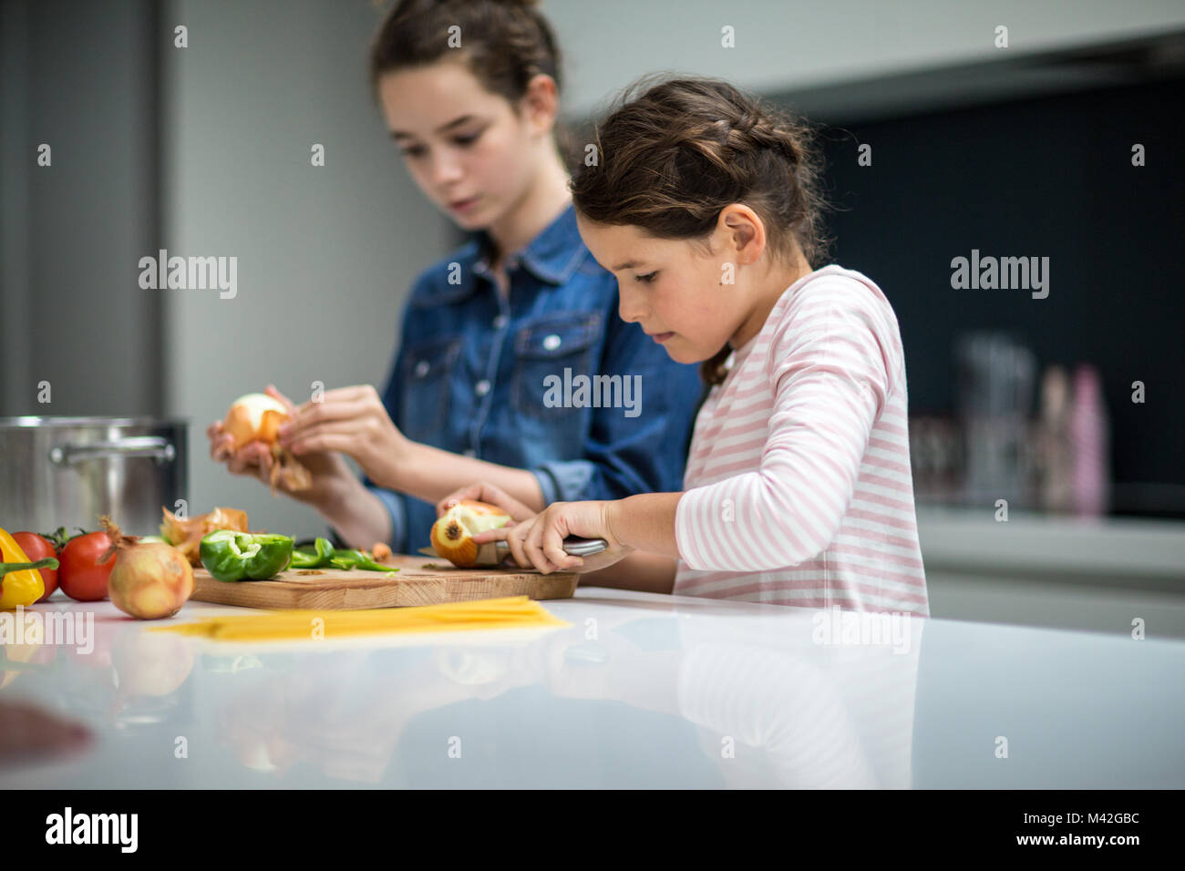 Sorelle cucinare un pasto insieme Foto Stock