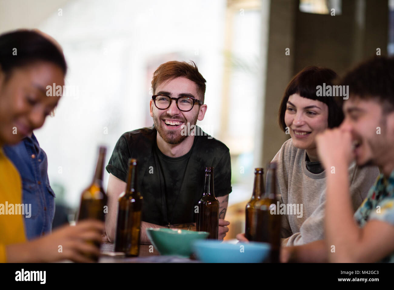 Gruppo di amici a bere birra insieme Foto Stock