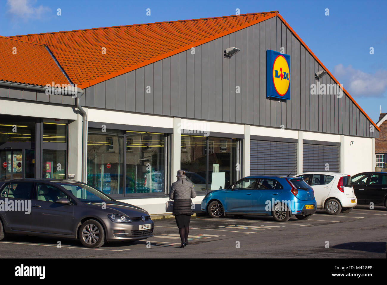 Il parcheggio auto e digital signage del supermercato Lidl sulla strada circolare in Bangor County Down su un luminoso midwinter giorno Foto Stock