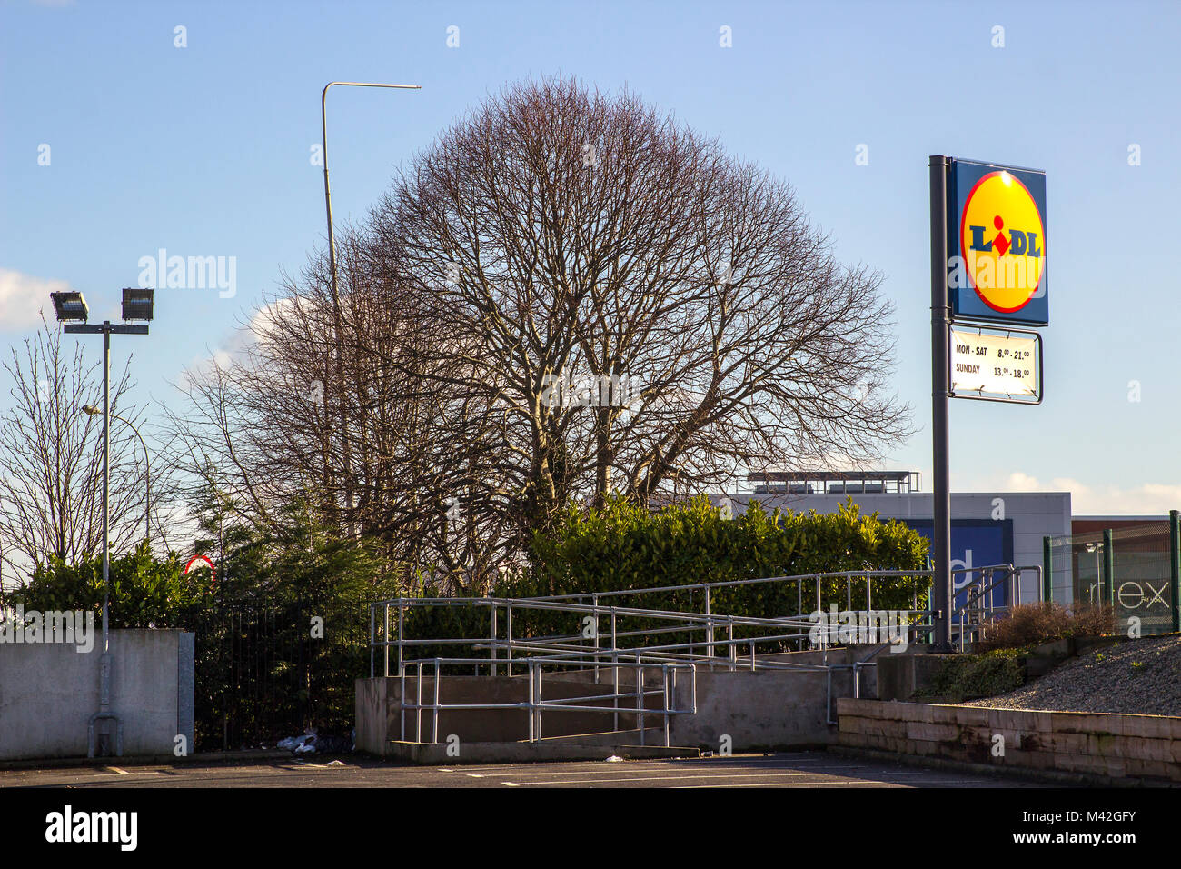 Il parcheggio auto e digital signage del supermercato Lidl sulla strada circolare in Bangor County Down su un luminoso midwinter giorno Foto Stock