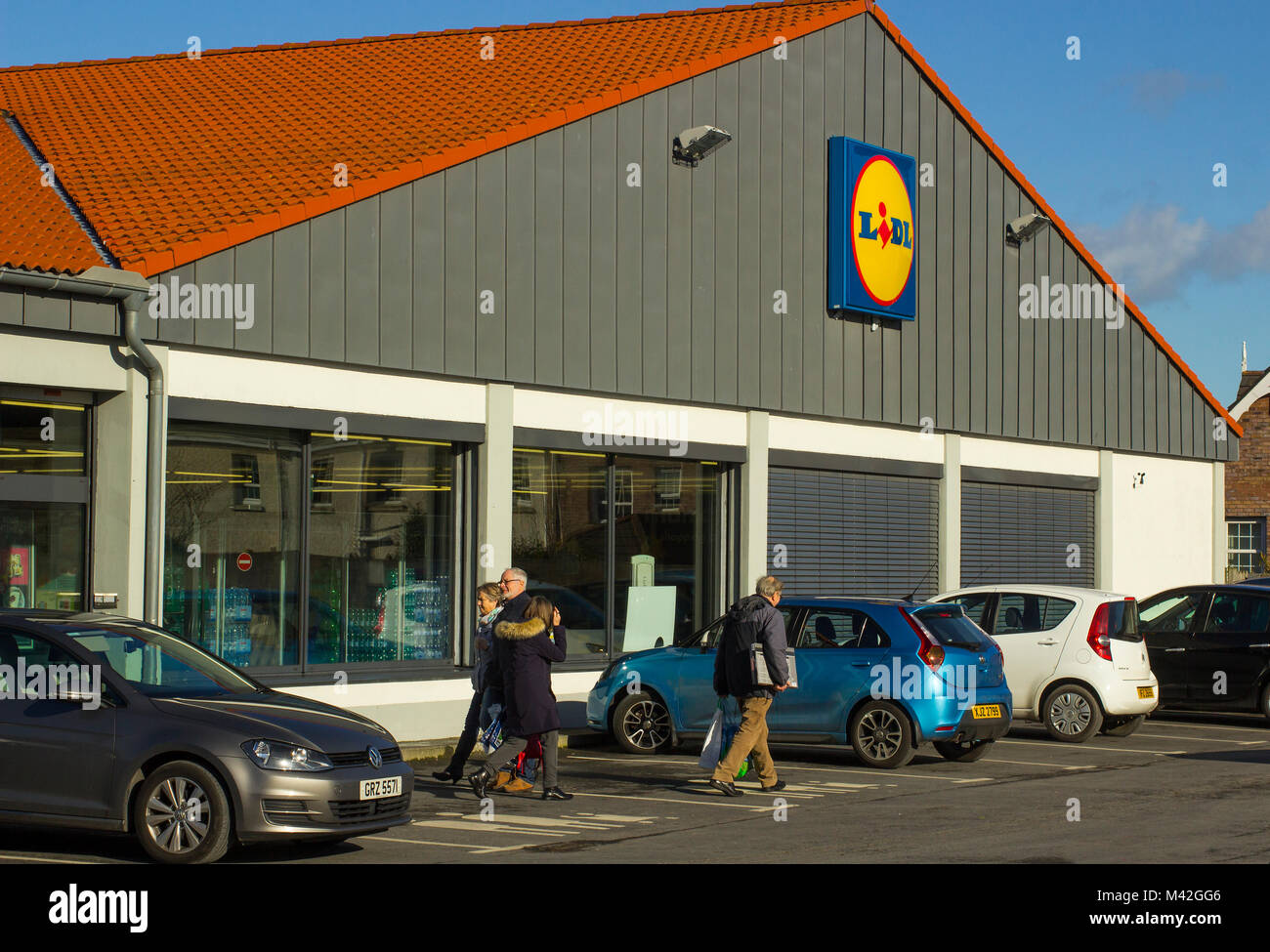 Il parcheggio auto e digital signage del supermercato Lidl sulla strada circolare in Bangor County Down su un luminoso midwinter giorno Foto Stock