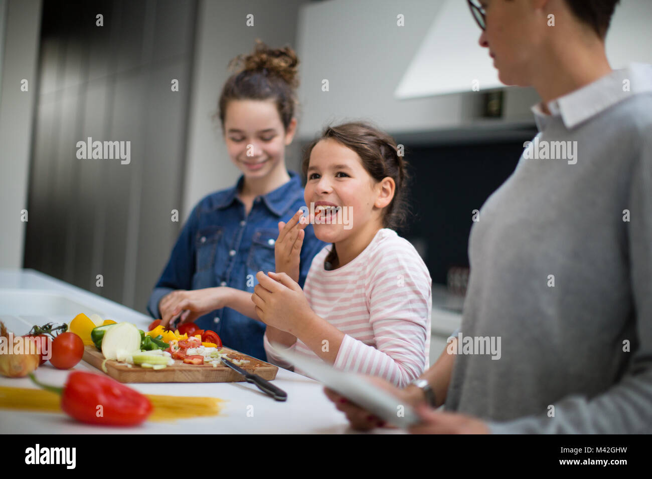 Famiglia cucinare un pasto insieme Foto Stock