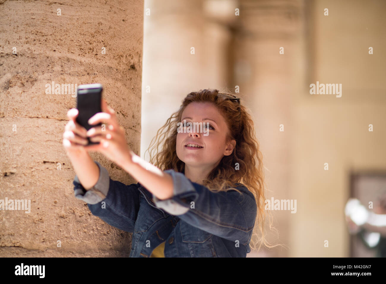 Turistica prendendo una foto del punto di riferimento Foto Stock