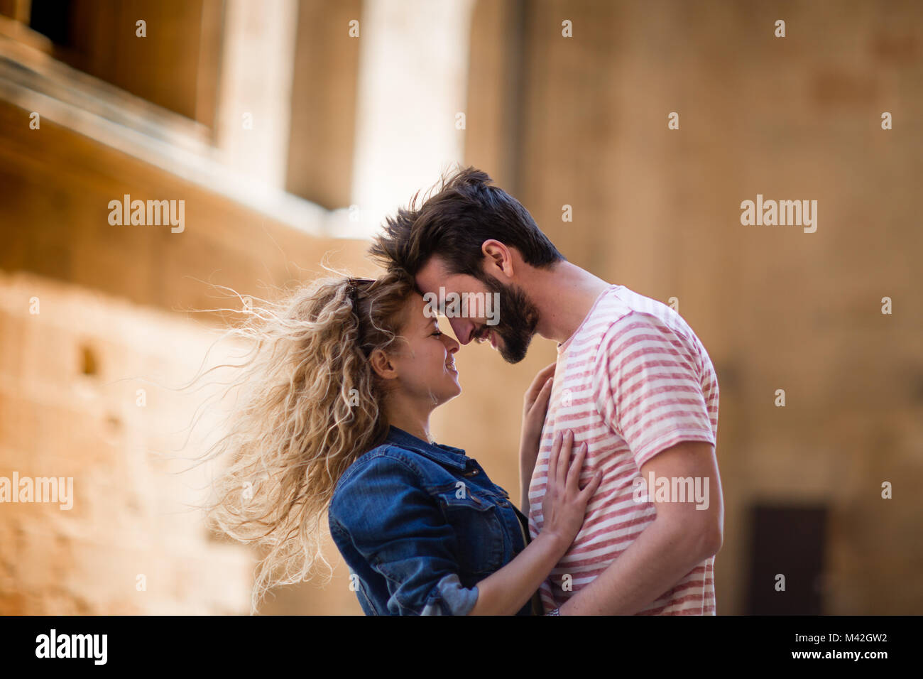 Coppia giovane essere romantico in vacanza Foto Stock