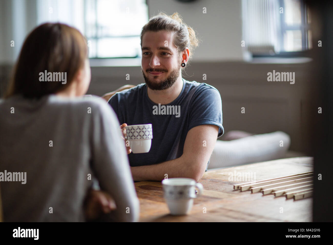 Giovane adulto giovane in un cafŽ insieme Foto Stock