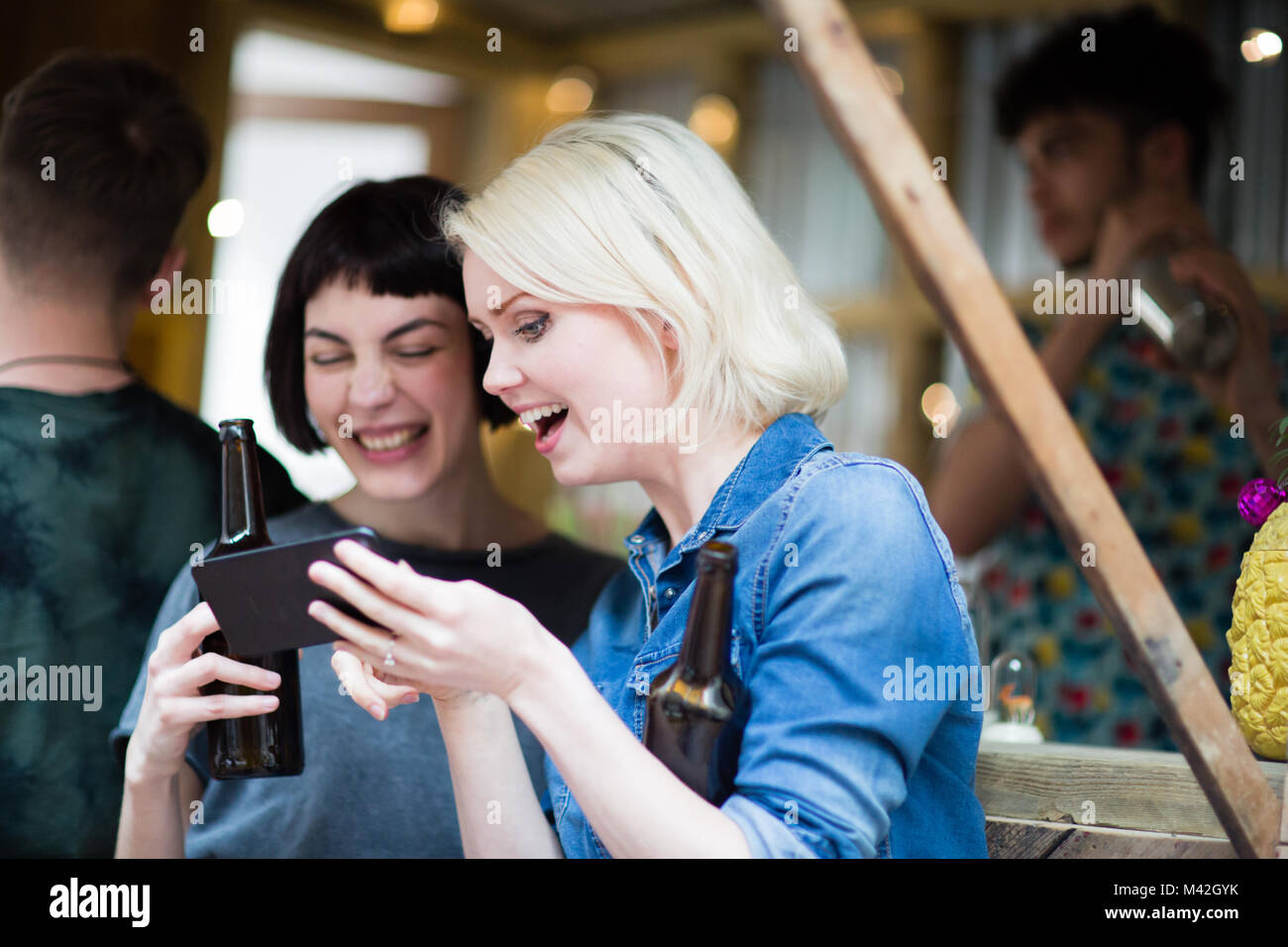 Due amici a una street food bar a bere birra Foto Stock