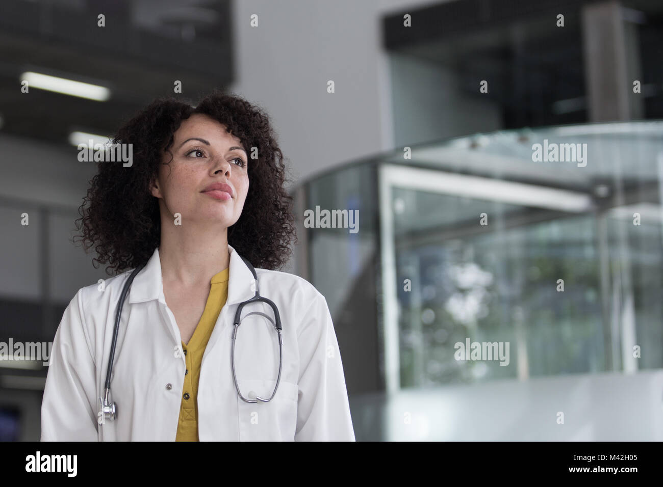 Ritratto di medico donna a piedi attraverso ospedale Foto Stock