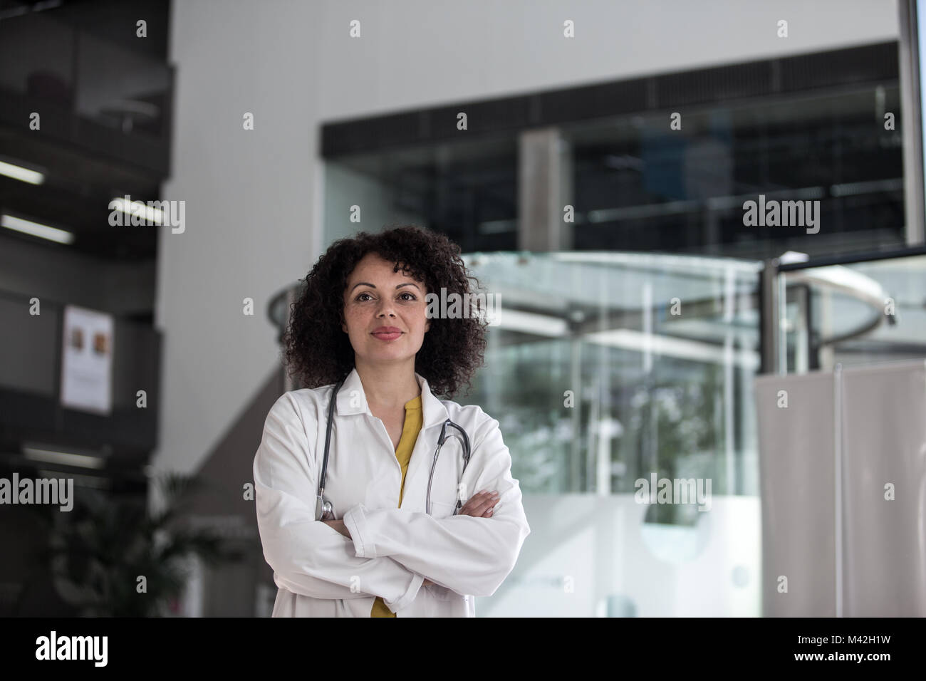Ritratto di fiducia medico donna in ospedale Foto Stock