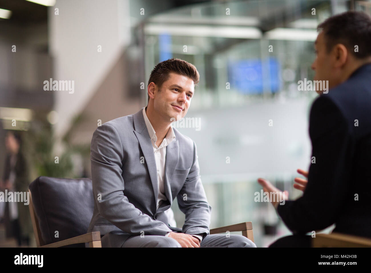 Imprenditore essendo posta una domanda in un colloquio di lavoro Foto Stock