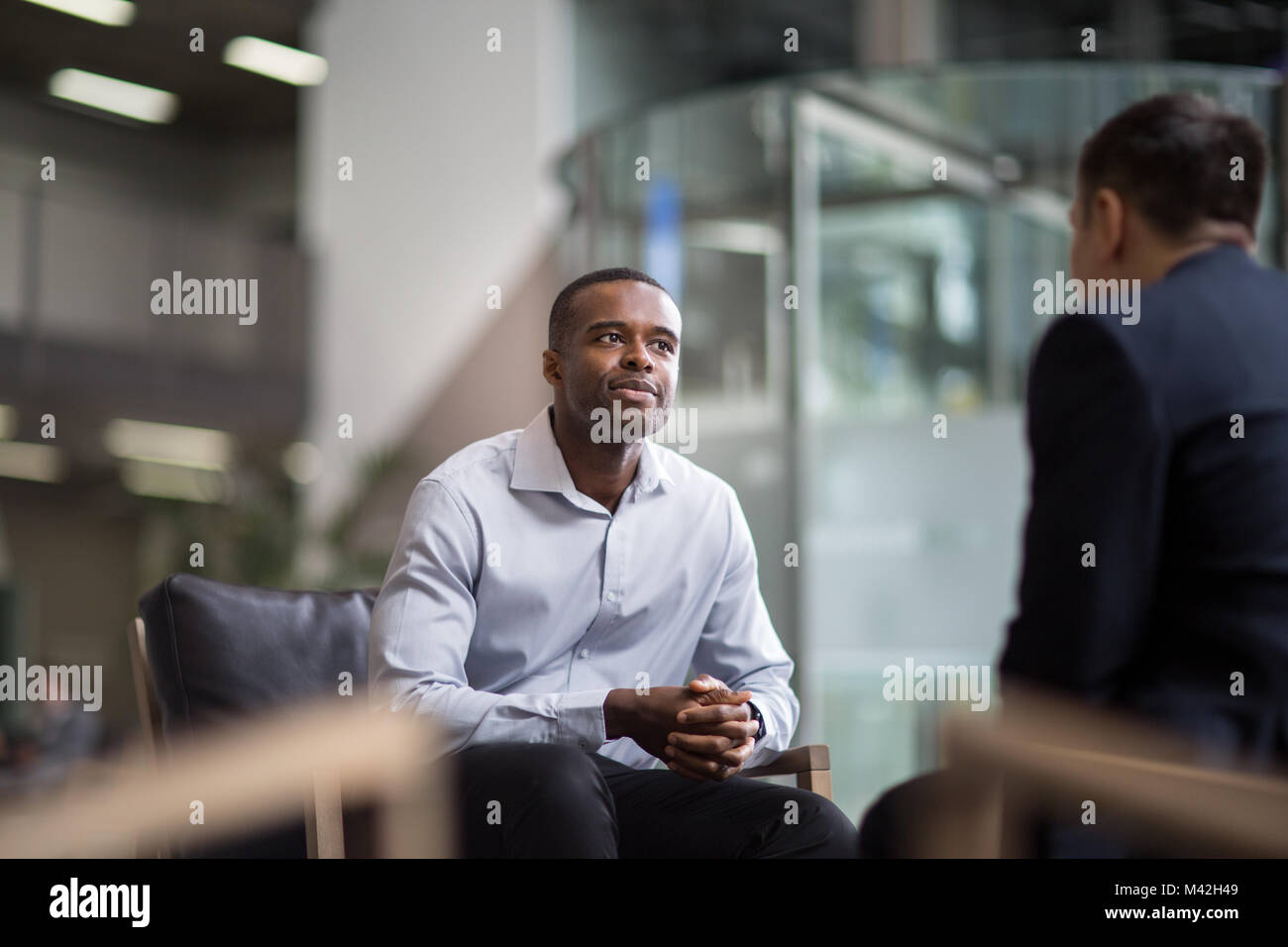 Imprenditore essendo posta una domanda in un colloquio di lavoro Foto Stock