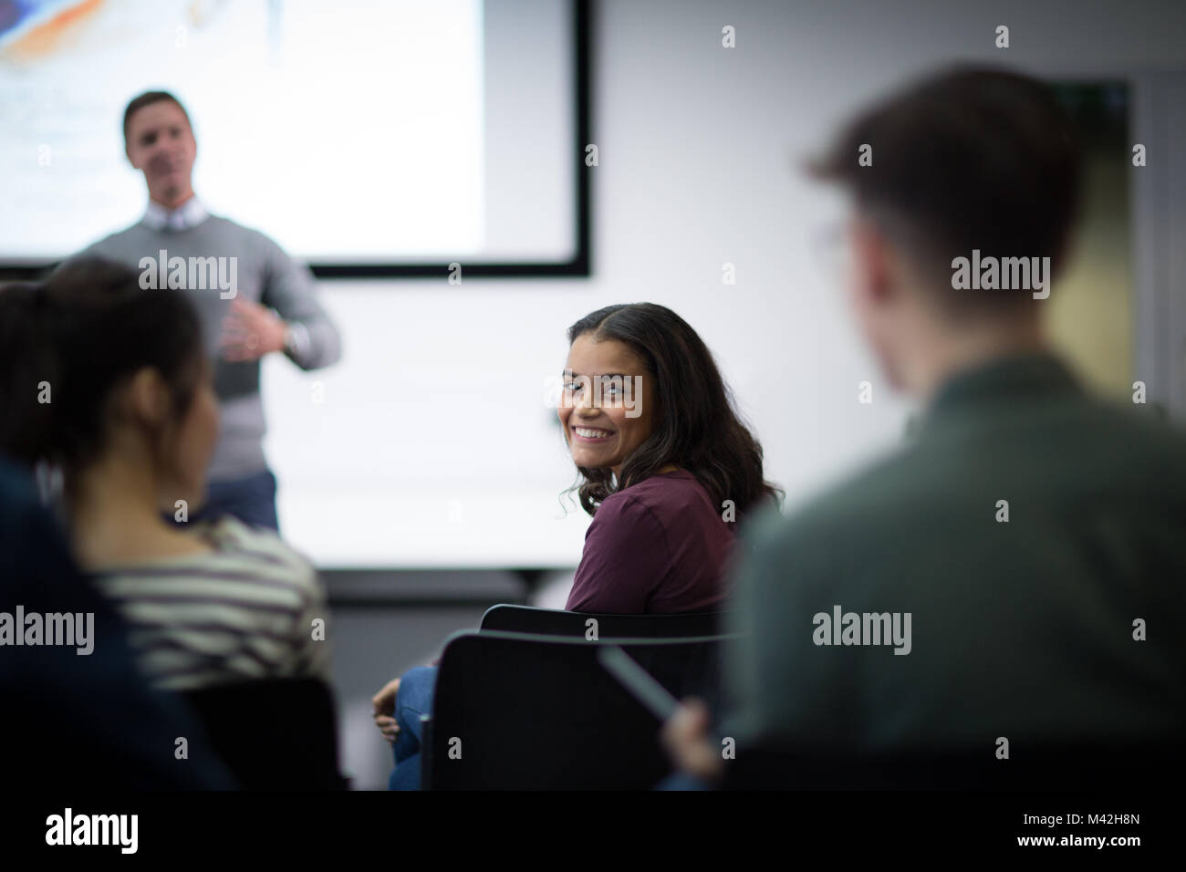 Sorridente studente presso una lezione Foto Stock