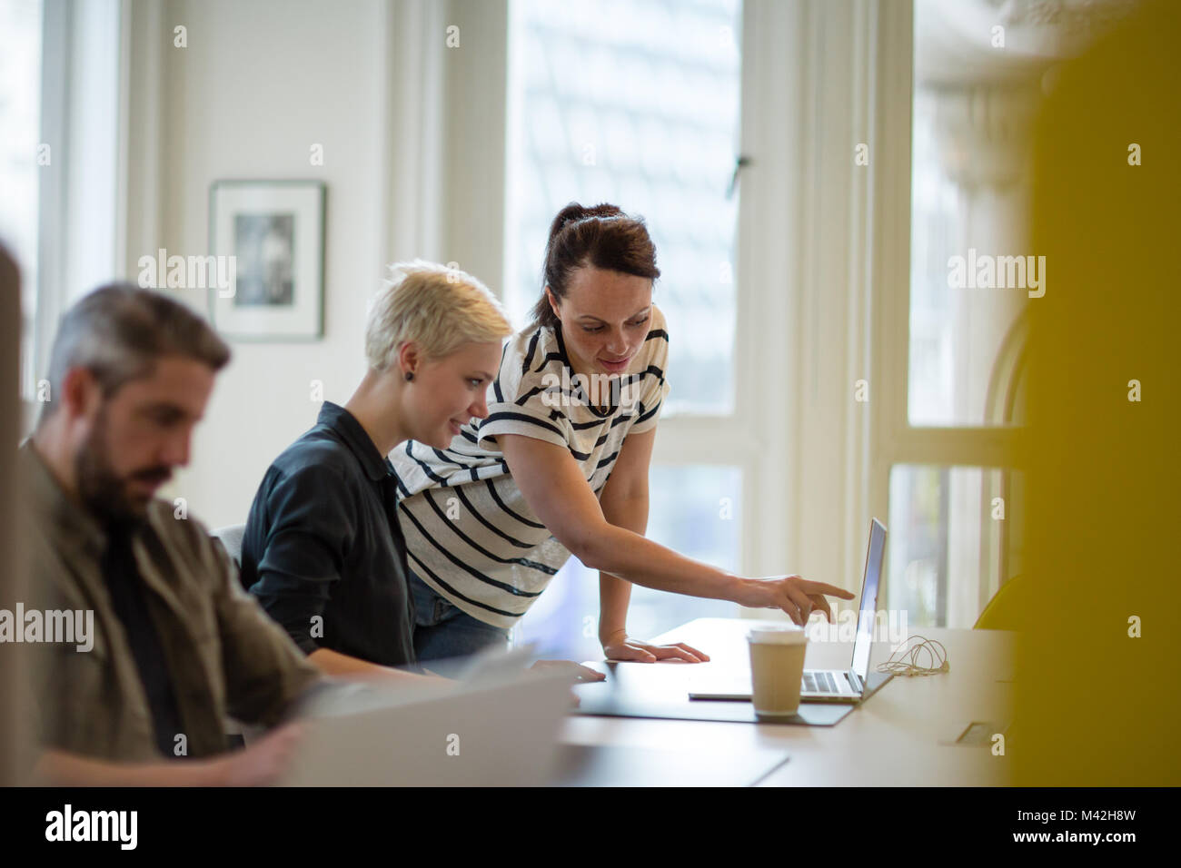 Il training per manager per il nuovo dipendente in ufficio Foto Stock