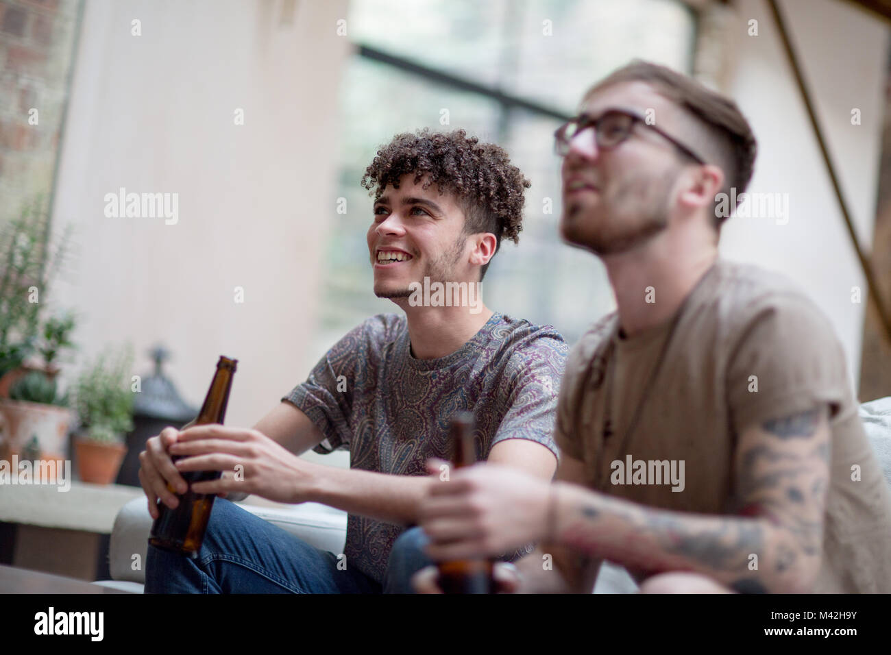 Due amici maschi a guardare lo sport Foto Stock