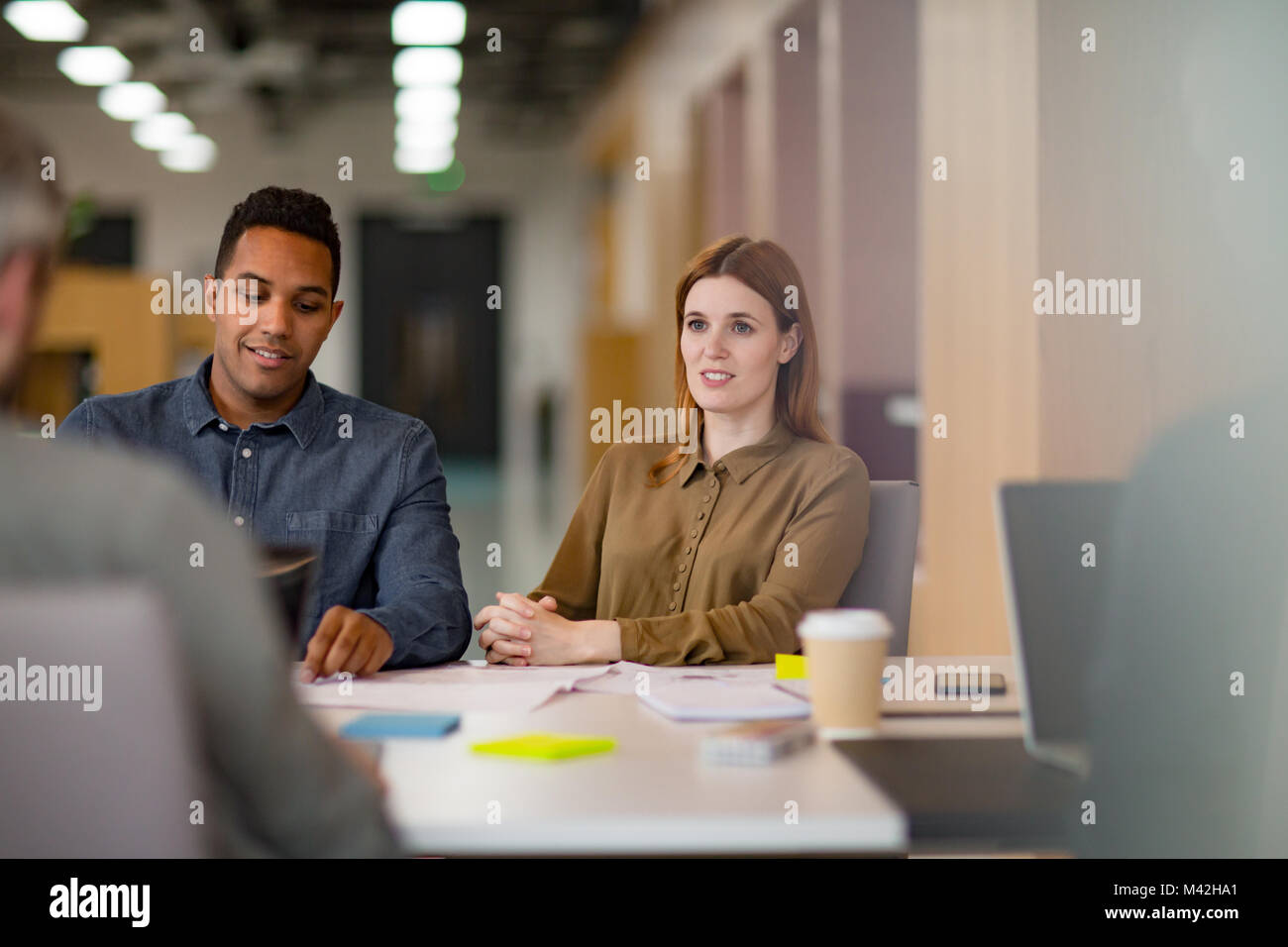 Colleghi di lavoro in una riunione informale con il caffè Foto Stock