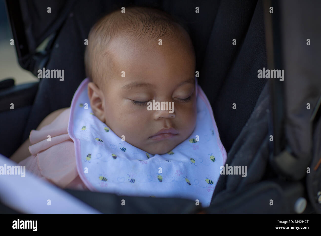 Il bambino addormentato in passeggino Foto Stock