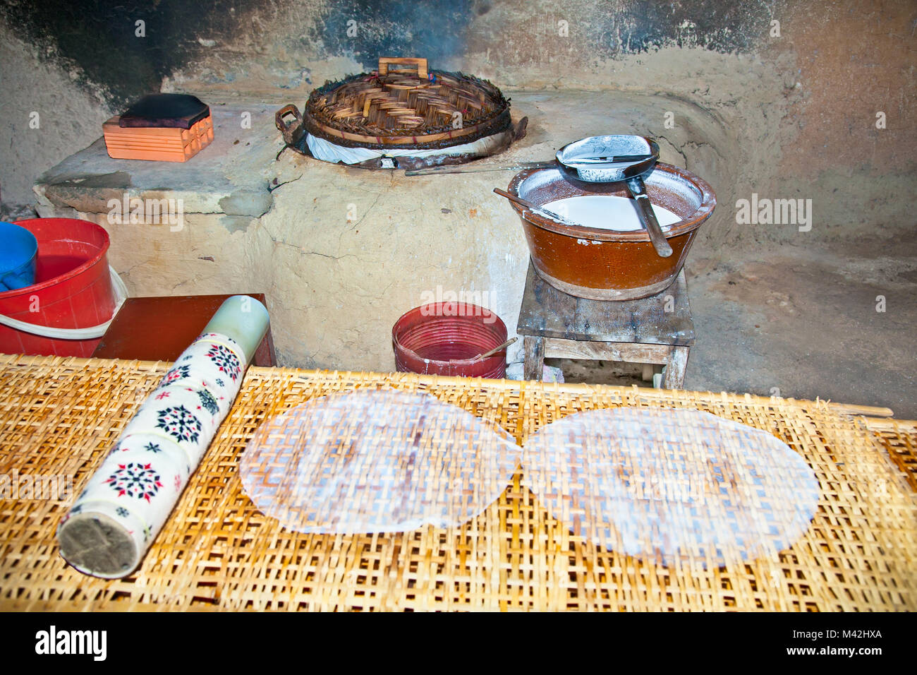 La cucina dove viene preparato tradizionale di carta di riso ... La cucina dove viene preparato tradizionale di carta di riso ...