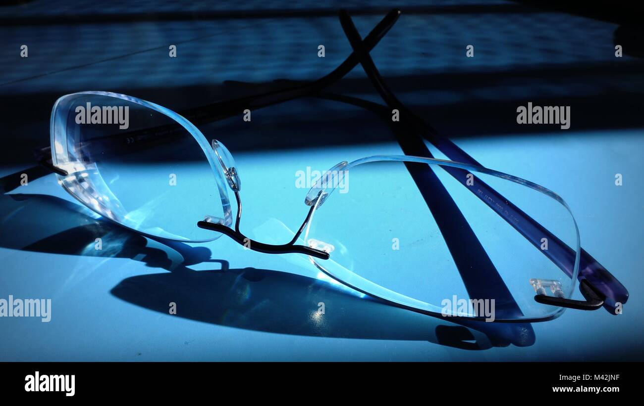 Un paio di occhiali solitario Foto Stock