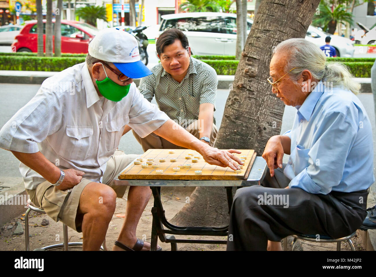 A Saigon, Vietnam-Novembre 17, 2013:Uomini non identificati la riproduzione del gioco di bordo sul Xiangqi novembre 17,2013 a Saigon, Vietnam.giochi da tavola sono stati riprodotti in Foto Stock