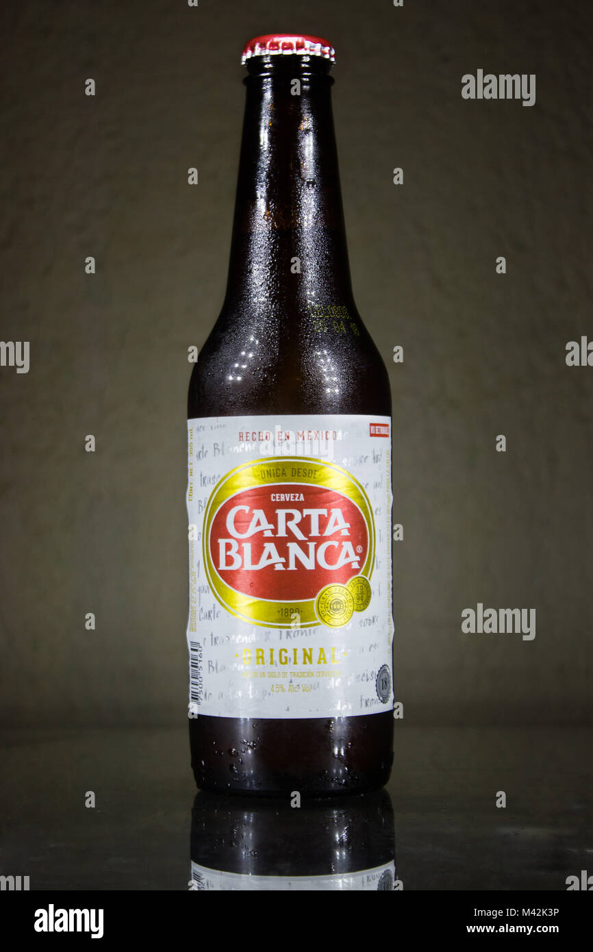 Tlaxcala, Messico - febbraio 11.2018. Carta Blanca è un premio di birra prodotta dalla birreria Cuauhtemoc in Messico per il mercato messicano Foto Stock