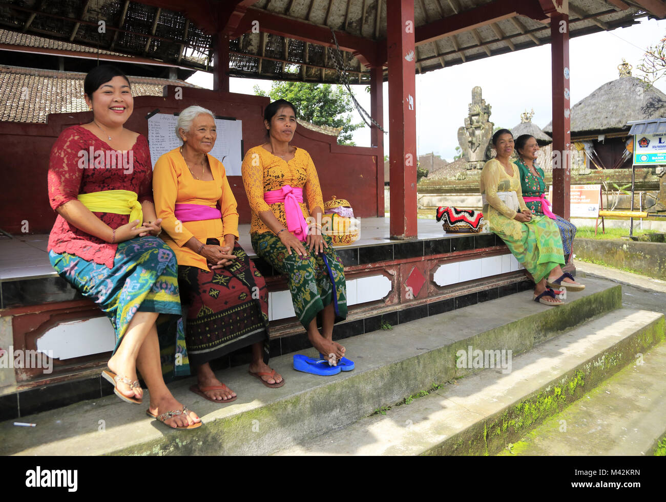 Signore locale in stile Balinese tradizionale Kebaya e sarong in un piccolo villaggio nei pressi di Ubud.Bali.Indonesia Foto Stock